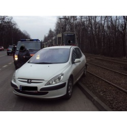 Peugeot stoczył się z parkingu wprost pod tramwaj