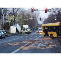 Samochód dostawczy zderzył się z autobusem