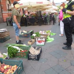 Strażnicy miejscy konfiskują towar i wystawiają mandaty nielegalnym handlarzom