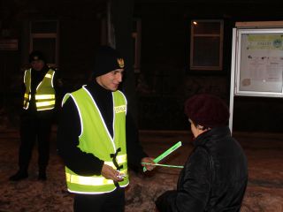 Strażnicy miejscy rozdawali odblaski