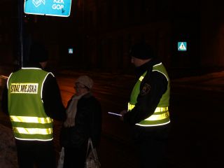 Strażnicy miejscy rozdawali odblaski