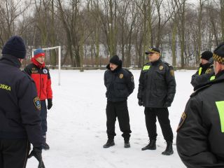 Strażnicy ćwiczyli ratownictwo wodno-lodowe