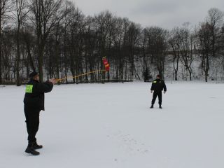 Strażnicy ćwiczyli ratownictwo wodno-lodowe