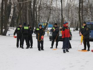 Strażnicy ćwiczyli ratownictwo wodno-lodowe