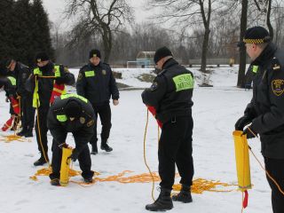 Strażnicy ćwiczyli ratownictwo wodno-lodowe