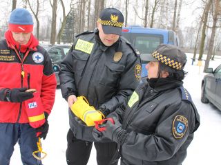 Strażnicy ćwiczyli ratownictwo wodno-lodowe