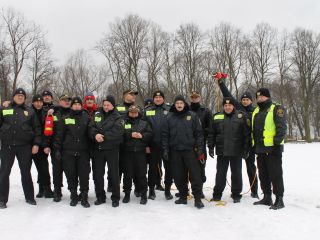 Strażnicy ćwiczyli ratownictwo wodno-lodowe