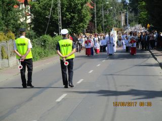 Strażnicy miejscy zabezpieczają procesję Bożego Ciała