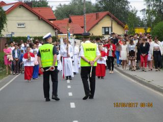 Strażnicy miejscy zabezpieczają procesję Bożego Ciała