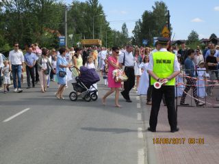 Strażnicy miejscy zabezpieczają procesję Bożego Ciała