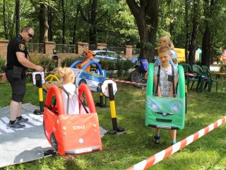 Strażnicy miejscy  podczas rodzinnego pikniku