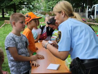 Strażnicy miejscy  podczas rodzinnego pikniku