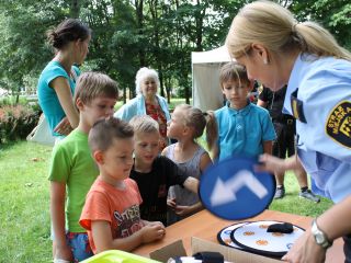 Strażnicy miejscy  podczas rodzinnego pikniku