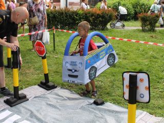 Strażnicy miejscy  podczas rodzinnego pikniku