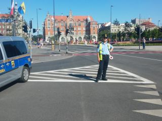 strażnicy miejscy zabezpieczaja wyścig kolarski