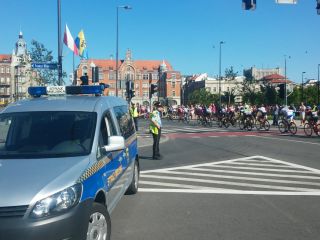 strażnicy miejscy zabezpieczaja wyścig kolarski