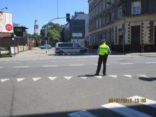 strażnicy miejscy zabezpieczaja wyścig kolarski