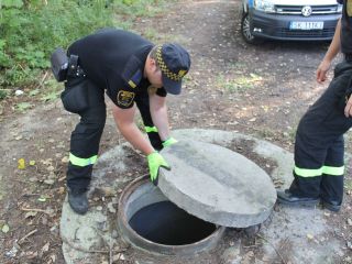 Strażnicy miejscy podczas kontroli nieruchomości