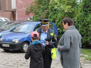 Strażnicy miejscy rozdają dzieciom odblaski