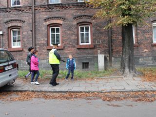 Strażnicy miejscy rozdają dzieciom odblaski