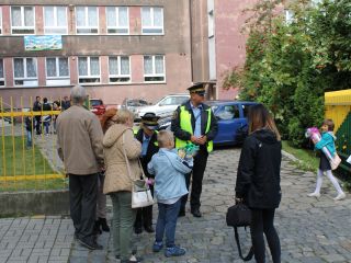 Strażnicy miejscy rozdają dzieciom odblaski