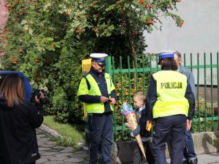 Strażnicy miejscy rozdają dzieciom odblaski