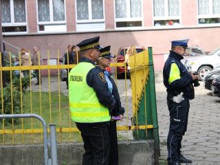 Strażnicy miejscy rozdają dzieciom odblaski