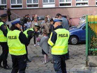 Strażnicy miejscy rozdają dzieciom odblaski