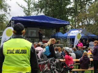 Strażnicy miejscy podczas rowerowego festynu