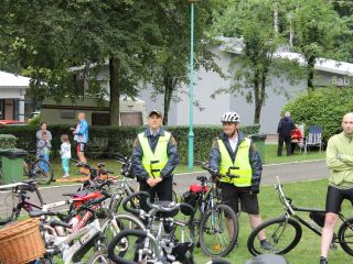 Strażnicy miejscy podczas rowerowego festynu