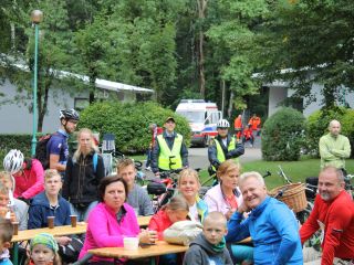 Strażnicy miejscy podczas rowerowego festynu