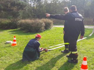 Uczestnicy III edycji gier terenowych ze strażnikami miejskimi