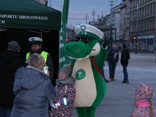 Mundurowi podczas rozdawnia odblasków