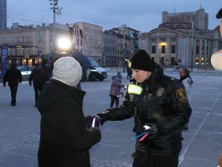 Mundurowi podczas rozdawnia odblasków