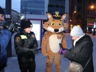 Mundurowi podczas rozdawnia odblasków