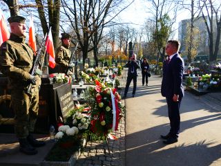 Składanie wieńca na grobie Wojciecha Korfantego 