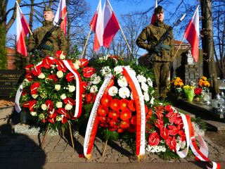 Składanie wieńca na grobie Wojciecha Korfantego 