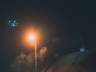 Nocny lot dronem z wykorzystaniem termowizji