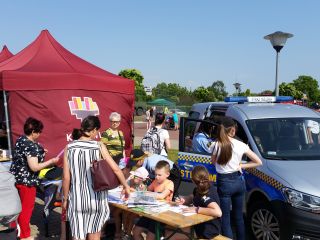 Festyn z okazji Dni Wełnowca i Józefowca. Strażnicy mieli przygotowane stoisko profilaktyczne, na którym uczyli dzieci bezpieczeństwa w ruchu drogowym z wykorzystaniem pluszowych znaków drogowych. 