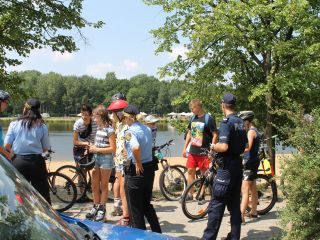 Strażniczki miejskie i policjant podczas akcji profilaktycznej na kąpielisku Trzy Stawy w Katowicach