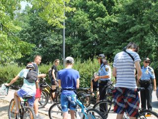 Strażniczki miejskie i policjant podczas akcji profilaktycznej na kąpielisku Trzy Stawy w Katowicach