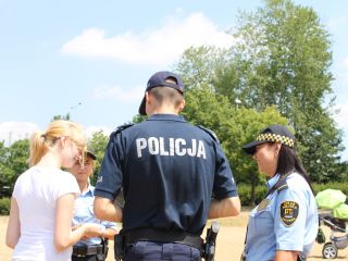 Strażniczki miejskie i policjant podczas akcji profilaktycznej na kąpielisku Trzy Stawy w Katowicach