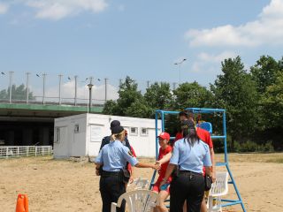 Strażniczki miejskie i policjant podczas akcji profilaktycznej na kąpielisku Trzy Stawy w Katowicach