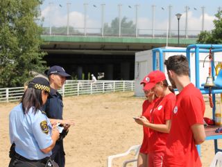 Strażniczki miejskie i policjant podczas akcji profilaktycznej na kąpielisku Trzy Stawy w Katowicach