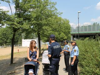 Strażniczki miejskie i policjant podczas akcji profilaktycznej na kąpielisku Trzy Stawy w Katowicach