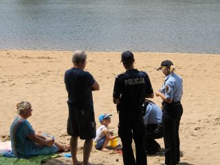 Strażniczki miejskie i policjant podczas akcji profilaktycznej na kąpielisku Trzy Stawy w Katowicach