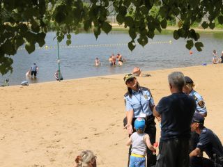 Strażniczki miejskie i policjant podczas akcji profilaktycznej na kąpielisku Trzy Stawy w Katowicach