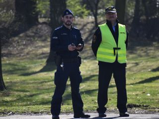 atrol - polijant -strażnik miejski podczas emisji komuniukatu ostrzegawczego przy wykorzystaniu radiostacji