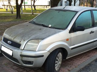 Auto retro, które trafiło na parking strzeżony