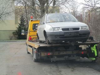 Auto retro, które trafiło na parking strzeżony